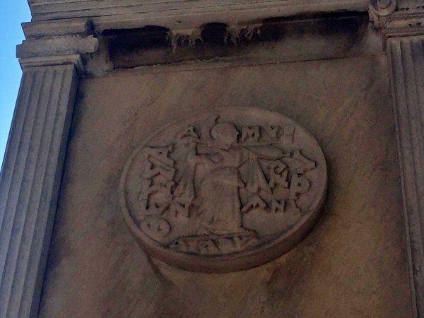 Ένα από τα «μυστικά» του Σιδηροδρομικού σταθμού Βόλου. Το άγαλμα της Αθηνάς